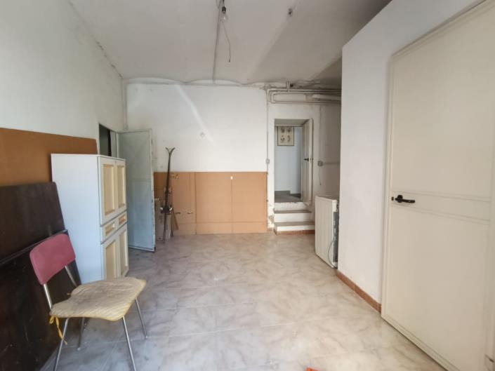 Image No.12-6 Bed Property for sale