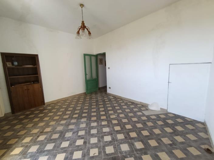 Image No.15-6 Bed Property for sale