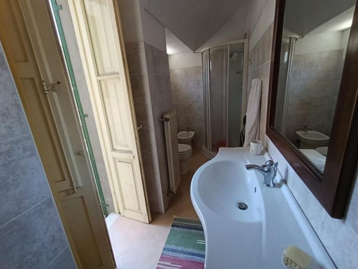 Image No.26-6 Bed Property for sale