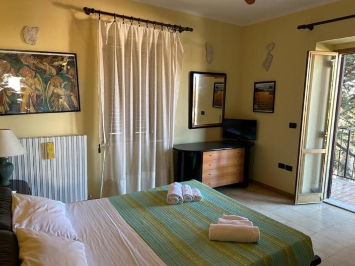 Image No.22-14 Bed Property for sale