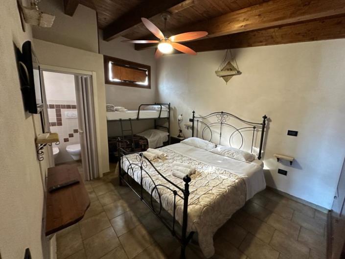 Image No.33-14 Bed Property for sale