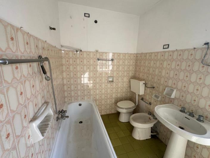 Image No.18-2 Bed House for sale