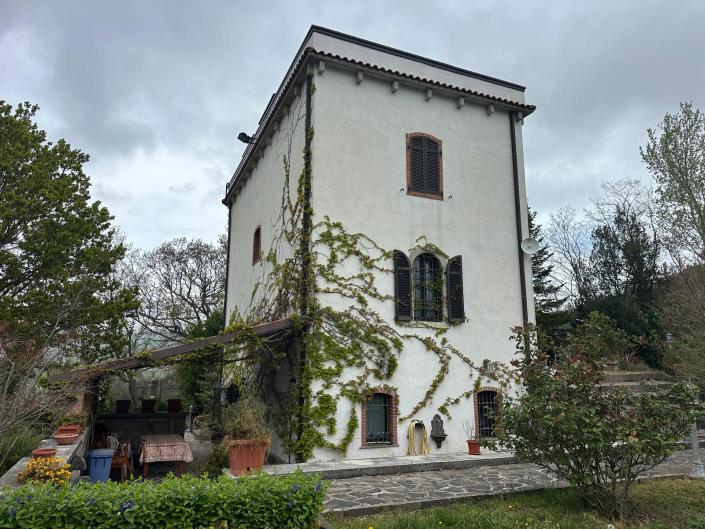 Image No.4-4 Bed Property for sale