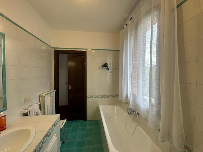 Image No.43-4 Bed Property for sale