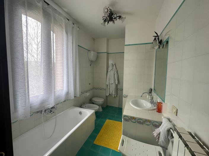 Image No.44-4 Bed Property for sale