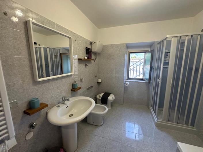 Image No.20-3 Bed Property for sale