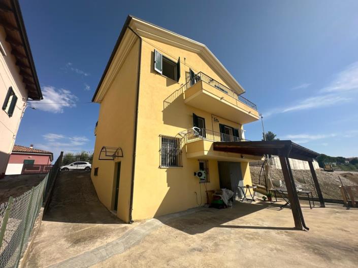 Image No.4-4 Bed Property for sale