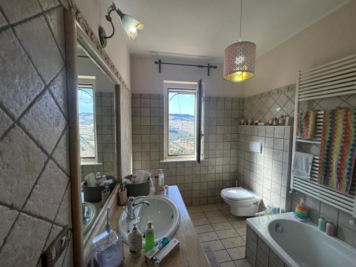 Image No.25-4 Bed Property for sale