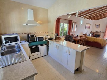 1364-villa-for-sale-in-alcaucin-47311-large
