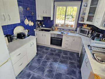 1411-villa-for-sale-in-la-vinuela-50930-large