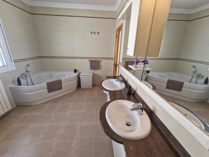 Image No.49-5 Bed Villa for sale