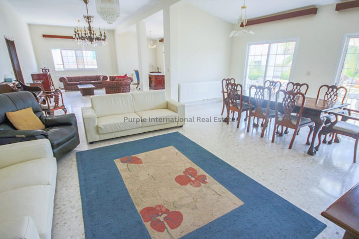 Image No.2-Villa de 5 chambres à vendre à Famagusta