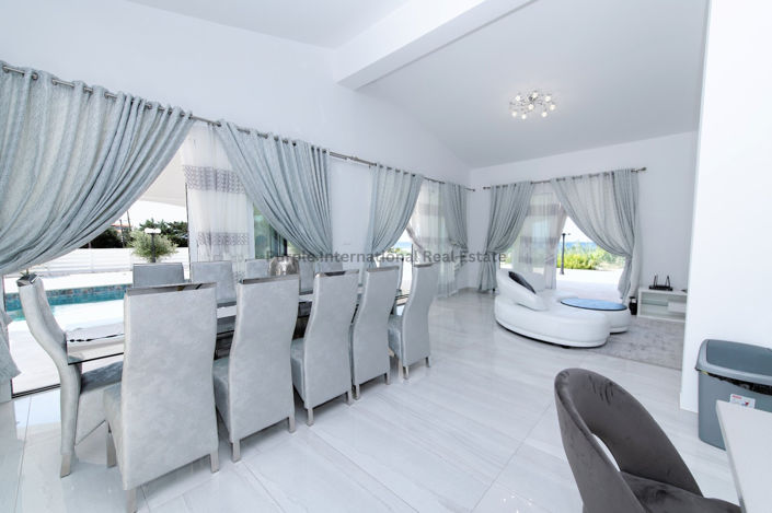 Image No.3-Villa de 4 chambres à vendre à Sea Caves