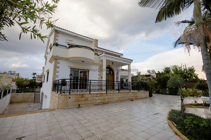 Image No.1-4 Bed Villa for sale