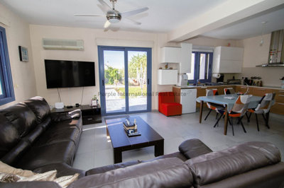 1 - Kiti, Villa