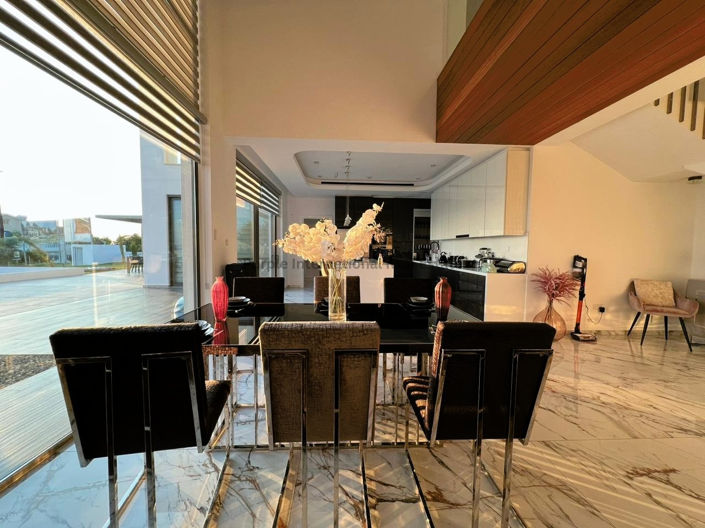 Image No.2-4 Bed Villa for sale