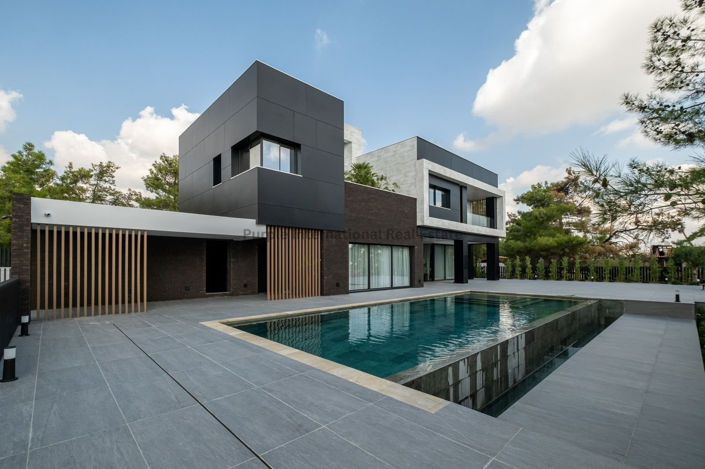 Image No.1-7 Bed Villa for sale