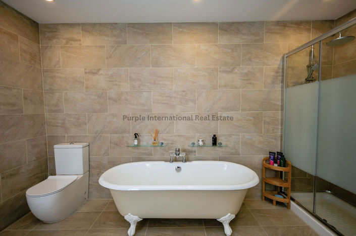 Image No.20-5 Bed House for sale