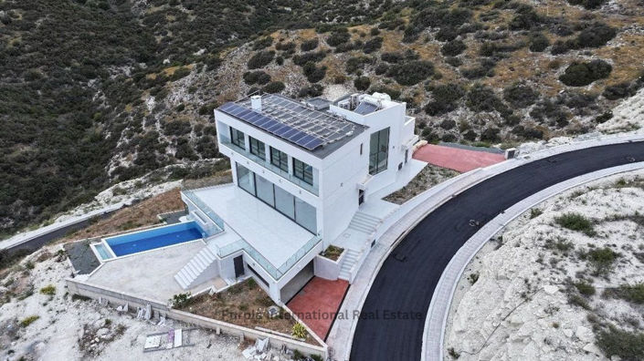 Image No.1-Villa de 8 chambres à vendre à Agios Tychonas