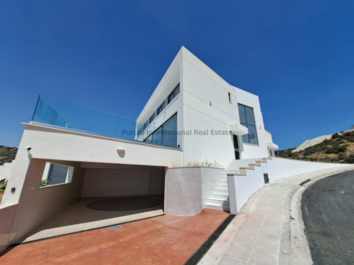 Image No.10-8 Bed Villa for sale