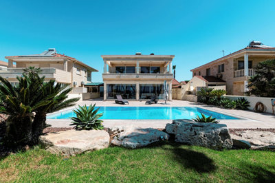 1 - Kiti, Villa