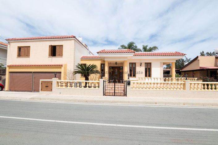 Image No.1-4 Bed Villa for sale
