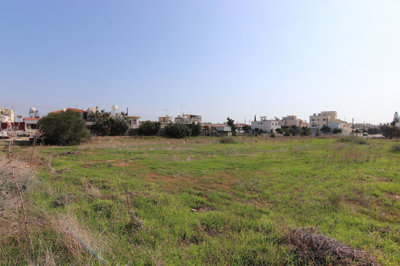 1 - Paralimni, Plot