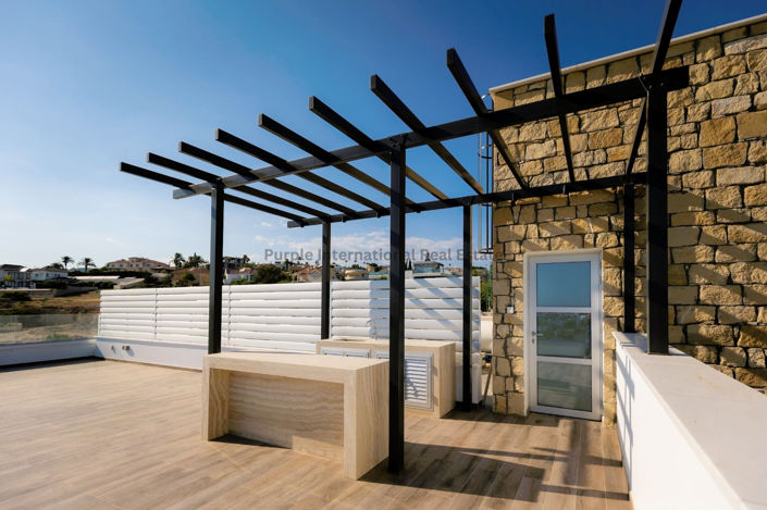 Image No.5-8 Bed Property for sale