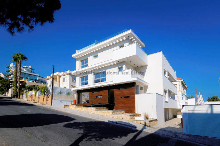 Image No.6-8 Bed Property for sale