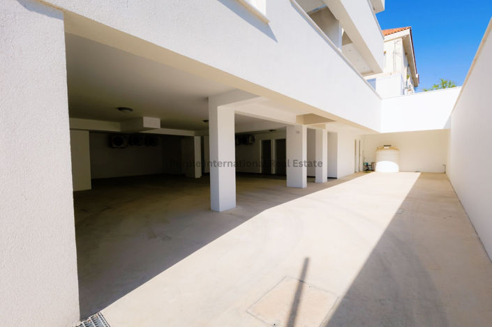 Image No.7-8 Bed Property for sale