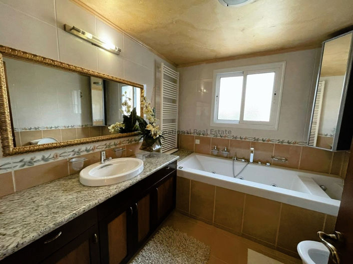 Image No.12-4 Bed Villa for sale