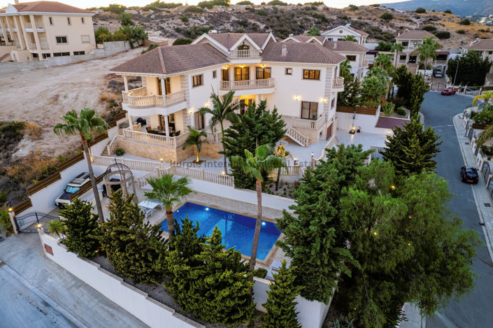 Image No.1-6 Bed Villa for sale