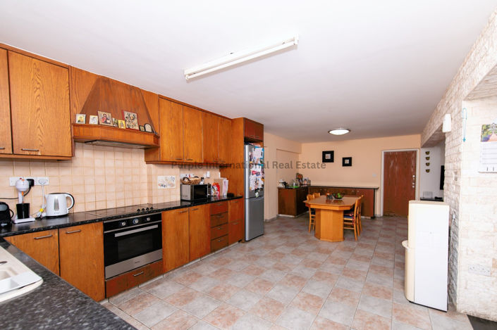 Image No.2-6 Bed Property for sale