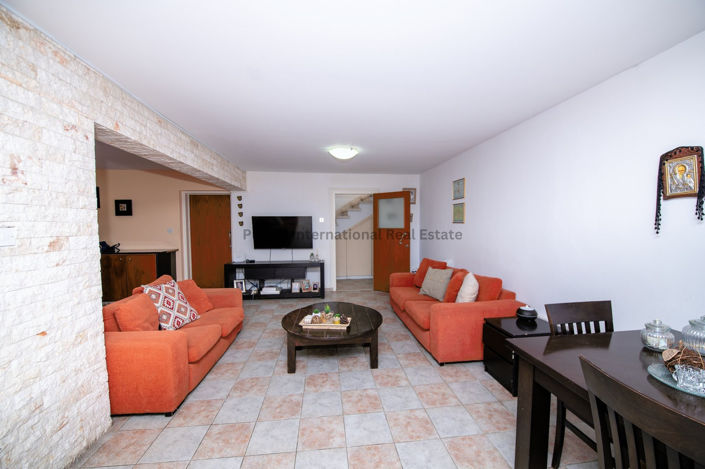 Image No.8-6 Bed Property for sale