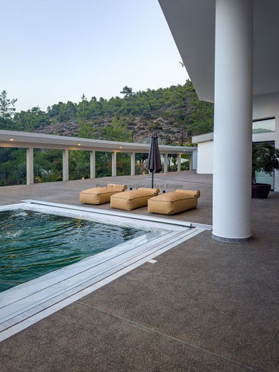 Image No.12-6 Bed Bungalow for sale