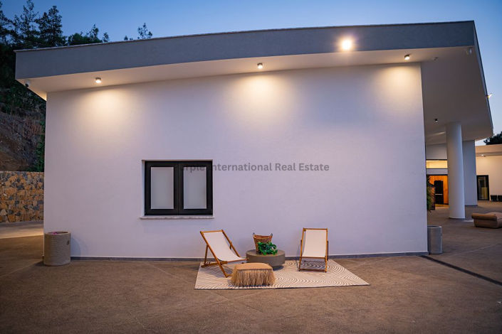 Image No.41-6 Bed Bungalow for sale