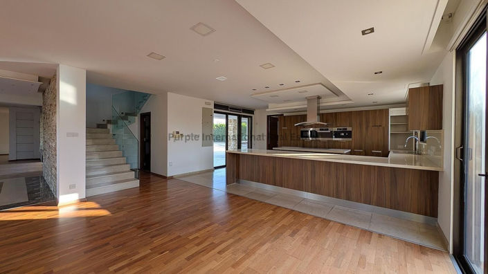 Image No.11-6 Bed House for sale