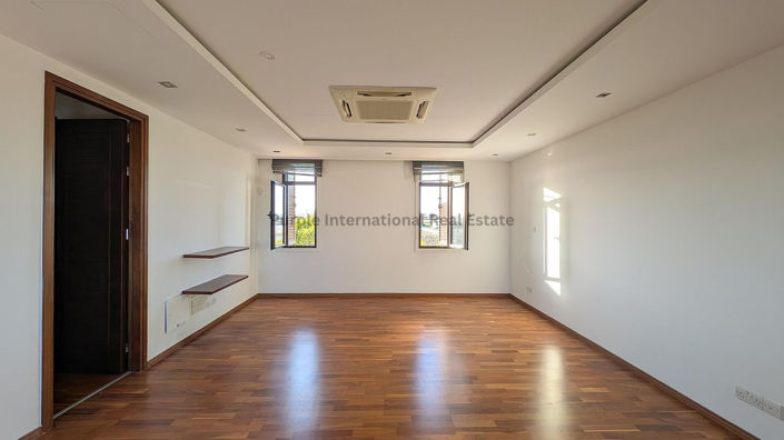 Image No.18-6 Bed House for sale