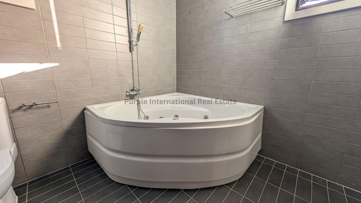 Image No.21-6 Bed House for sale