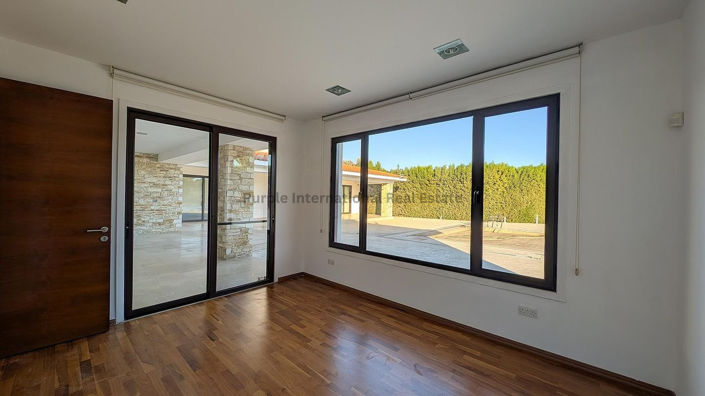 Image No.25-6 Bed House for sale