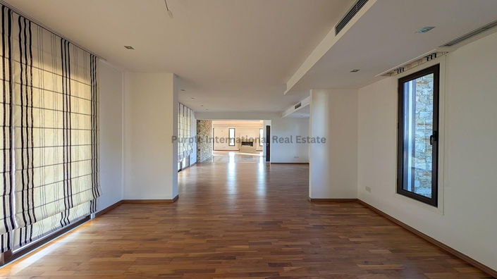 Image No.8-6 Bed House for sale