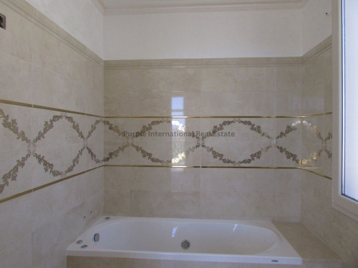 Image No.6-Villa de 5 chambres à vendre à Agios Tychonas