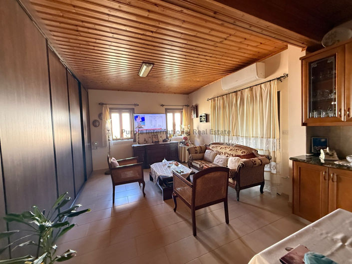 Image No.9-5 Bed House for sale