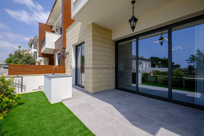 Image No.8-2 Bed Townhouse for sale