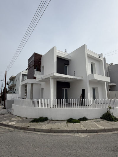 Image No.2-Villa de 4 chambres à vendre à Larnaca