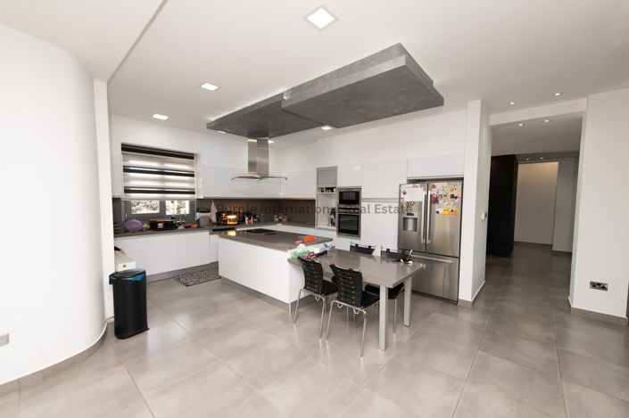 Image No.25-4 Bed Bungalow for sale