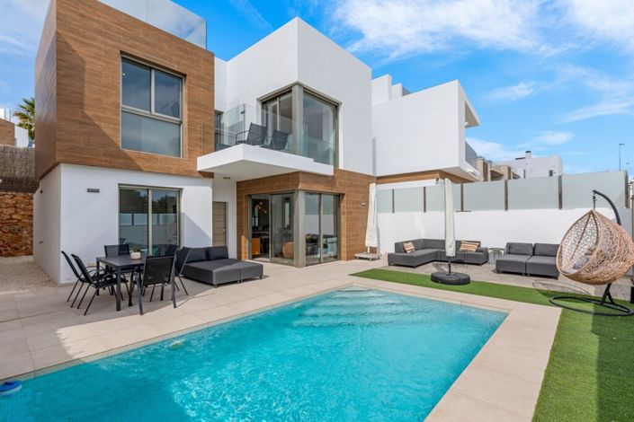 Image No.1-4 Bed Villa for sale