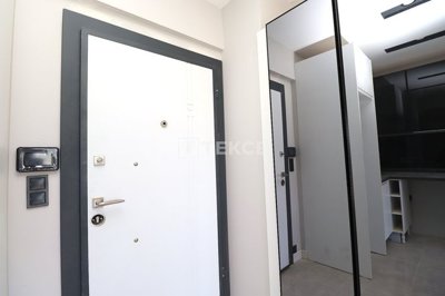 Interior 8