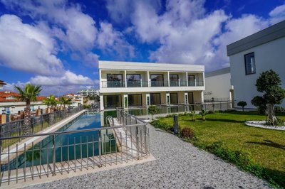 Exterior 3
