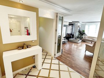 Interior 9